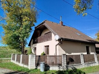 Rodinný dom so záhradou / 837 m2 / - Beluša