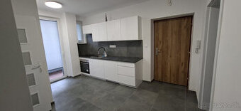 Prenájom 3 - izbového bytu blízko centra s parkovaním