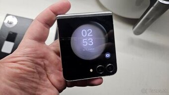 Samsung Galaxy Z Flip 5 - puknutý zadok