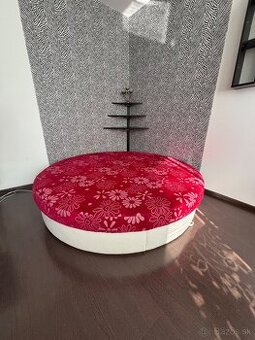 Okrúhla posteľ s úložným priestorom