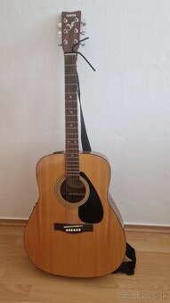 Elektroakusticka gitara YAMAHA -