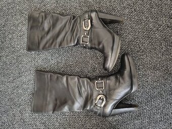 CIerne vysoké cizmy