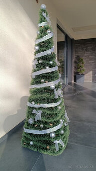 Vianočný stromček s ozdobami