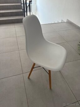 Predam biele stoličky