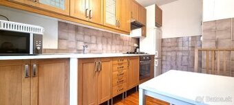 ČISTÝ 3i. BYT S NOVOU SEDAČKOU, POSTEĽAMI A KOBERCOM / BA IV