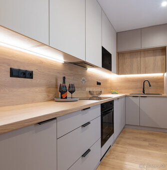 PREDANÝ - PREDAJ 2 IZBOVÝ BYT S KOMOROU A LODŽIOU NA ULICI R