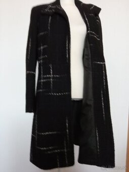 Čierny kabát s bielymi prúžkami