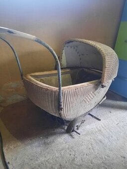 Starý detský kočík