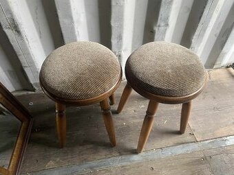 2 čalúnené taburetky