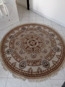 Zachovalý okrúhly koberec