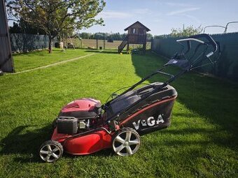 Benzínova kosačka Vega s pojazdom