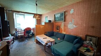 Ponúkam na predaj 3 izbový byt vhodný na kompletnú rekonštru
