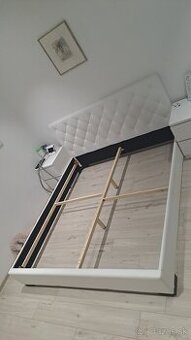 Manzelska postel s matracmi a rostami
