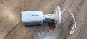 Hikvision 4Mpx IP kamera DS-2CD2047G2-L + podložka