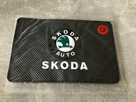 Protišmyková podložka do auta s logom Škoda