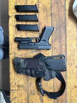 Glock 17 airsoft WE + x300 Novritsch