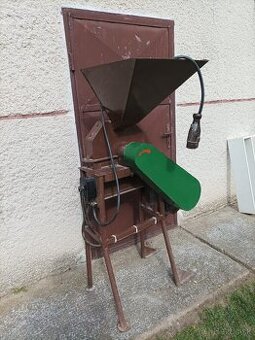 Kladivkovy šrotovnik na obilie