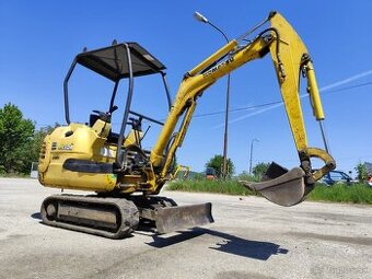 Minibáger Komatsu PC15, váha 1550kg.