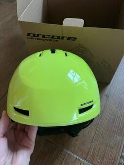 Prilba na korcule a lyze