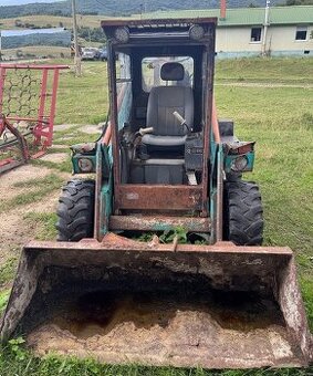 Smykom riadený nakladač Unc 061