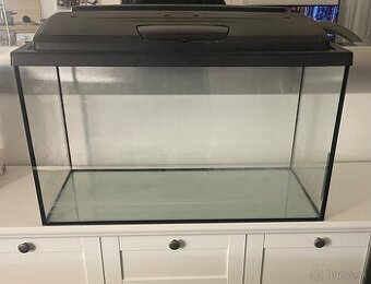 Akvárium s horným krytom