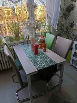 Set jedalenskeho stola a stoliciek