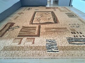 Vzorovany koberec hnedej farby 140x190cm