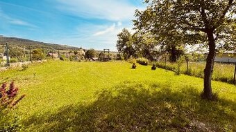 Predám stavebný pozemok 863 m2 s chatkou
