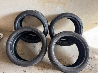 245/40r19