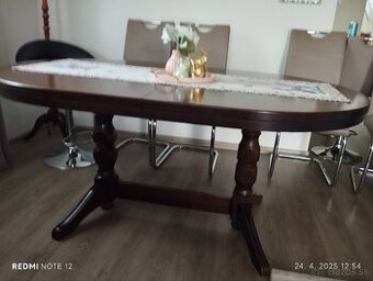 Jedálenský stôl