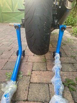 Stojan na motorku použitý niekoľkokrát
