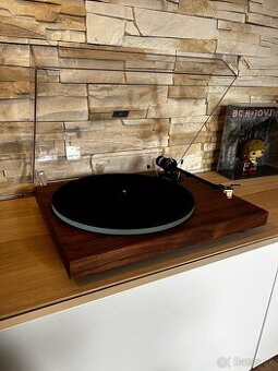 Gramofon Tesla NC500 po kompletnej renovácii
