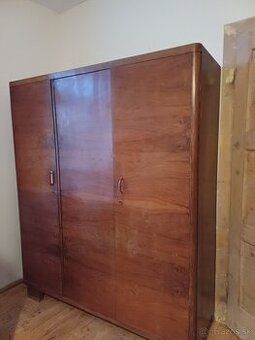 Retro trojkridlova skriňa