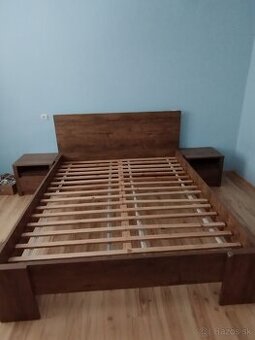 Predám  manželskú posteľ s nočnými stolíkmi