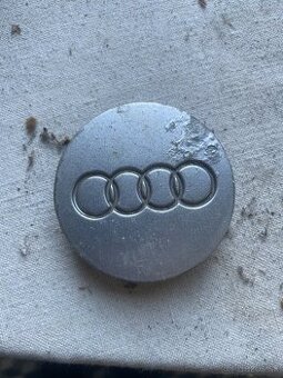 🔘 Audi – originálna stredová krytka disku (originál)