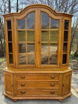 Rustikálna masivná vitrína