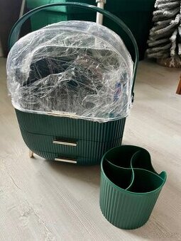 Zelený kozmetický box - prenosný + nádobka na štetce