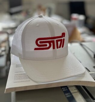 Predám bielu šiltovku Subaru STi s 3D logom