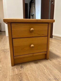 Nočný stolík z masívu