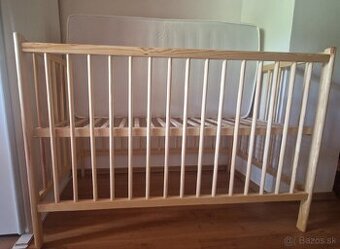 Drevená postieľka s matracom