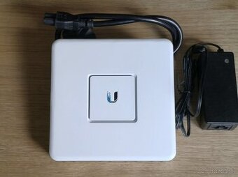 Predám UNIFI USG security gateway  so zdrojom a krabicou