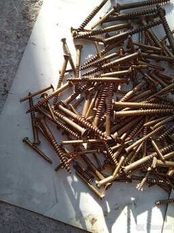 Staré mosadzné šrubky šroby