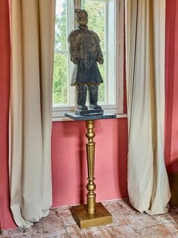 Podstavec s mramorovou doskou