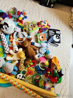 Hracia deka a hračky pre bábätko  Cena 15e