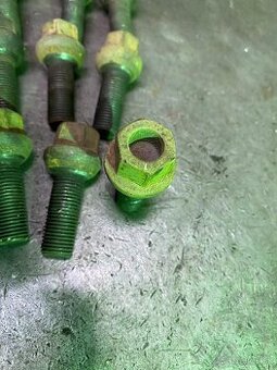 Predám 20ks originál šróby do kolies do VW sharan