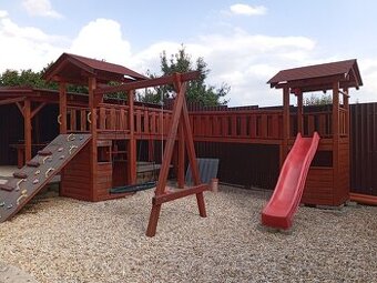 Detské ihrisko hojdačka šmýkačka detské preliezky a domčeky