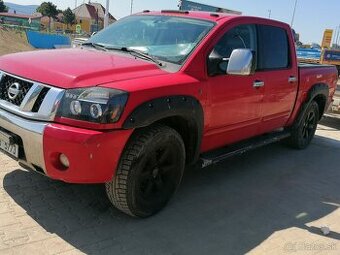 NISSAN TITAN V8