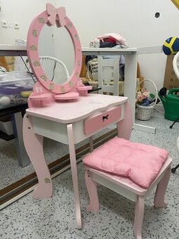 Kozmetický stolček