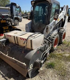 Šmyk. Nakladač Bobcat S 530