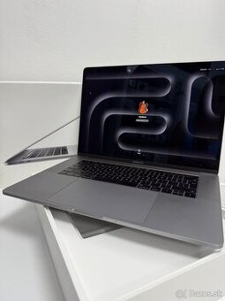  Apple MacBook Pro 15" (2017) Space Gray - 262 cyklov 